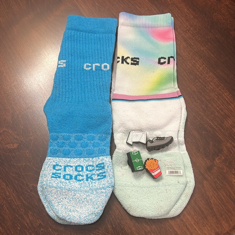 2 pairs Crocs Socks and 4 jibbitz. Heel to toe 7.5” plus stretch
